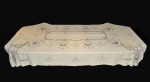 ILHA DA MADEIRA - Belíssima toalha portuguesa  em linho na cor creme e cinza com bordado feito à mão,  em bom estado de conservação. Acompanha 12 guardanapos. Necessita lavagem. Medida: 160cm x 250cm. Medida dos guardanapos: 40cm x 40cm.