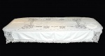 Toalha grega  branca possivelmente de linho, com renda renascença, acompanha 10 guardanapos. Bordados fenestrados em formato de flor. Em bom estado de conservação.  Medida: 260cm x 160cm. Medida dos guardanapos: 40cm x 40cm.