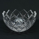 Centro de mesa em grosso cristal translucido com bordas recortadas em perfeito estado. Medida: Diâmetro 20 cm alt 11 cm
