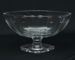 Centro de mesa em grosso cristal lapidado com bordas recortadas com base. Em perfeito estado. Medida: Eixo maior 31 x eixo menor 16 x alt 18 cm