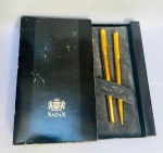 NATAN -  Conjunto de caneta de manufatura NATAN em metal dourado sendo um esferográfica e outra tinteiro. Acompanha estojo.