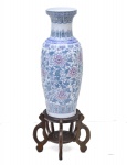 GRANDE vaso de chão em porcelana policromada floral oriental com base em madeira nobre entalhada. Faz par com outro lote do leilão.   Medida: 77 cm x 22 cm diâmetro ; 30 cm x 30 cm; Faz par com o lote 19.