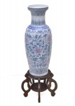 GRANDE vaso de chão em porcelana policromada floral oriental com base em madeira nobre entalhada. Faz par com outro lote do leilão. Medida: 77 cm x 22 cm diâmetro ; 30 cm x 30 cm; Faz par com o lote 18.