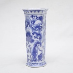Vaso chinês/oriental em porcelana para flores, nas cores  azul e branco, em formato  sextavado. Marca de sua manufatura em sua base. Medida: 26cm x 12 diâmetro.