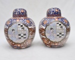POTICHE - GRANDE Par de vasos em porcelana oriental ricamente policromada representando gueixas.  Selo de sua manufatura em sua base. Medida: 33cm x 27cm.