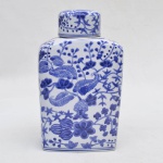 Garrafa estilo potiche em porcelana azul e branca florida. Medida: 30cm x 18cm x 9cm.