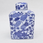 Garrafa / Potiche em porcelana azul e branca fabricado na China, motivos florais. Medida 23cm alt. x 6cm comp. x 8cm p.