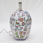Abajur em pasta de porcelana, colorido, floral chinês, em metal, com marcas do tempo. Medida 43cm alt. x 24cm comp. aproximadamente.