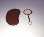 Pince-nez ou Pincenê em metal dourado e lente em cristal. Medida: 10cmx 10cm.*