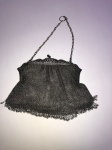 Bolsa em prata com alça. Medida: 19cm x 16,5cm. Peso bruto: 209g.