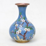 Jarra em bronze cloisonne com fundo azul e decoração floral. Obs: Pequena mossa em sua base. Medida: 18cm x 12diâmetro.