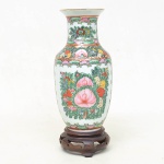 LEE'S - Jarra oriental em porcelana na cor branca com decorações florais. Medida: 21cm x 10diâmetro. OBS: Acompanha peanha com desgastes do tempo: 4cm x 9diâmetro.