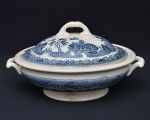 SÃO CAETANO - Terrina em faiança nas cores azul e branca com decoração estilo pombinho, marca de sua manufatura em sua base. Medida: 12cm x 26cm x 23diâmetro. OBS: Possui bicado na borda da tampa.