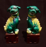 Conjunto de dois Cães de Fó em louça vitrificado Em perfeito estado. Cão de Fó também é conhecido como o Cão Celestial, e o Cão da Felicidade. O animal é um símbolo de energia e de valor, e é muitas vezes, a maioria delas, representado em casal. O masculino brinca com uma bola que simboliza a Terra, enquanto que o feminino se ocupa com um filhote. Tamanho 15,5cm cada.