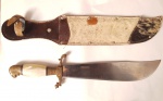 Antiga faca de colecionador com punho de bronze em formato de cabeça de leão e madrepérola. Acompanha bainha de couro. Tamanho : 38cm de comprimento