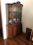 Grande cristaleira com porta de vidro e duas portas na parte inferior. Retirada em Ipanema cm hora marcada. Medida: 205cm x 111cm x 36cm.