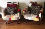 Par de poltronas com estofado com patchwork apoiada sobre 4 pés em madeira. Desgastes no tecido. Retirada em Ipanema com hora marcada. Medida: 81cm x 77cm x 76cm.