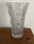 Vaso em cristal lapidado translúcido.  Medida: 30cm x 18,5cm de diâmetro o bocal. Retirada em Ipanema com hora marcada.
