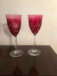 Lote composto por 2 taças em cristal double rubi, lapidadas em perfeito estado.. Medida: 19cm x 7cm.