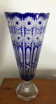 VAL SAINT LAMBERT - Belíssimo vaso em CRISTAL DOUBLE NA COR AZUL  com figuras de estrelas e borda recortada. 24 estrelas em sua base. Perfeito estado. Medida: 40cm x 17cm. Retirada em Ipanema com hora marcada.
