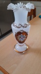 Belíssimo vaso em opalina na cor branca com pintura floral feita à mão e realces dourados em perfeito estado. Medida aproximada 30 cm de altura