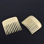 Lote de dois  prendedores Pente/prendedor de cabelo em marfim  com diferentes detalhes . Medidas: 6 cm e 5 cm.