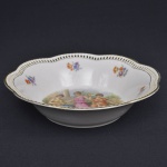 Bowl BAVARIA em porcelana com borda vazada cena damas policromadas: Medidas 24 cm X 6 cm. PERFEITO ESTADO.
