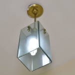 Lustre para uma lâmpada e em vidro bisotado, canopla dourada. Medida: 55 cm x 15 cm x 15. Retirada deverá ser feito pelo arrematante no Jardim Botânico com hora marcada.