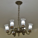 Lustre 6 braços em bronze em ótimo estado de conservação. companha seis mangas em vidro lapidado com bordas onduladas. Bom estado.   Medida: 33 cm x 50 diâmetro sem corrente. Medida: 90 cm x 50 diâmetro.