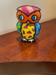 Escultura Romero Brito representando coruja colorida. OBS: possui uma pequena lasca. *