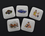Lote composto por cinco petisqueiras em porcelana nacional ; Pratos com temas variados. Temas relacionados à década de 1920 em rica policromia. Medidas: 10 cm largura x 10 cm comprimento. Obs: Um prato possui bicado interno em sua base inferior.