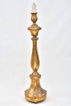 ARTE SACRA - GRANDE  tocheiro em madeira nobre com pátina à ouro. Século XIX. Medida:  73x18 cm