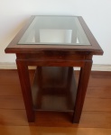 Mesa lateral em madeira maciça. Medida: 56 cm de altura x 68 cm x 42 cm de profundidade, tampo em vidro. Retirada em Ipanema com hora marcada. Observação: Retirada em Ipanema com hora marcada.