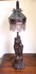 Belíssimo abajur para 1 lâmpada com figura de casal, acompanha cúpula. Medida: 46cm x 17cm. Cúpula: 10cm de diâmetro. 7cm a escultura. 10cm a base. Retirada em Ipanema com hora marcada.