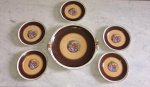CHODZIEZ - Lote composto por 1 prato de bolo e 5pratos de mesa em porcelana polonesa , nas cor marrom com cena galante. Medida: 16,5cm de diâmetro. Prato de bolo: 29cm x 27cm.  Retirada em Ipanema com hora marcada.