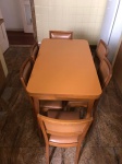 Mesa dobrável com 6 cadeiras. Medida da mesa: 79cm x 111cm x 63,5cm. Medida cadeira: 84,5cm x 35cm x 35cm. OBS: Possui um pequeno descascado na parte inferior da borda da mesa. (MESA EXTENSORA) Retirada em Ipanema com hora marcada, cadeira em madeira nobre com estofado em perfeito estado. feito sob medida;