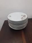 Lote composto por 12 pratos fundos em porcelana com motivos florais e borda prateada. Medida: 22cm de diâmetro.
