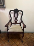 Cadeira estilo chipandelle em madeira nobre. Medida: 110cm de altura x 61cm de comprimento x 48cm de profundidade. OBS: Retirada no catete com hora marcada.