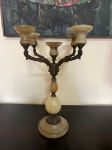 Candelabro em metal e alabastro para cinco velas ... possui pequena lasca. Medida: 42cm de altura x 25cm de comprimento x 14cm de diâmetro a base.