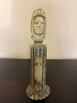 Escultura em mafim representando caçador. Medida: 22cm de altura x 4,5cm de comprimento x 4cm de profundidade x 7cm de diâmetro a base.
