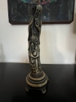 Escultura em resina representando pescador. Medida: 35cm de altura x 6cm de comprimento x 4cm de profundidade x 10cm de diâmetro a base. OBS: Retirada no catete com hora marcada.