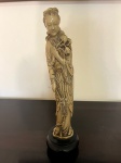 Escultura representando Deusa oriental. Medida: 33cm de altura x 6cm de comprimento x 4cm de profundidade x 8cm de diâmetro a base. OBS: Retirada no catete com hora marcada.