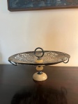 Escultura em metal prateado e com alabastro. Medida: 17cm de altura x 29,5cm de diâmetro. OBS: Retirada no catete com hora marcada.