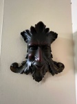 Placa em madeira nobre de parede representando figura mitológica com pátio. Medida: 30cm de altura x 30cm de comprimento 9cm de profundidade.