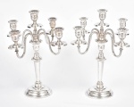 PRATA STERLING - Par de candelabros em prata de lei teor 925 contrastados para cinco lumes em ótimo estado de conservação. Peso* Medida: 40 cm x 34 cm; Peso: 2.838 gramas.