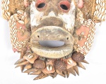 ARTE AFRICANA - - MÁSCARA REPRESENTANDO FIGURA ETNICA COMPOSTA  POR BÚZIOS, PALHA E MEAIDERA. MEDIDA:N45 CM X 36 CM