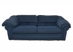 SOFÁ DE DOIS LUGARES EM VELUDO AZUL MEDIDA: 82 CM X 235 CM X 114 CM CM DE PROFUNDIDADE, NECESSITA LIMPEZA