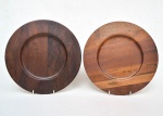 TROPIC ART - Par de de sousplats em madeira com marca de sua manufatura em sua base. Medida: 30cm de diâmetro.