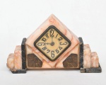Relógio de mesa  ART DECO em mármore rosa e bronze. Medida:12cm de altura x 21cm de comprimento x 5cm de profundidade.