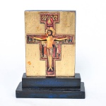 ÍCONE RUSSO  representando CRISTO na cruz. Medida: 16cm de altura x 13cm de comprimento x 5cm de  profundidade.